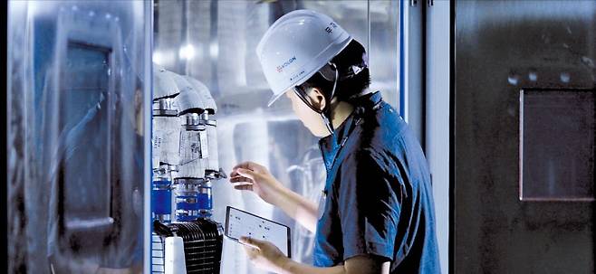 코오롱인더스트리 관계자가 차세대 수소연료전지 시스템에 공급되는 수분제어장치를 살펴보고 있다. /코오롱인더스트리 제공