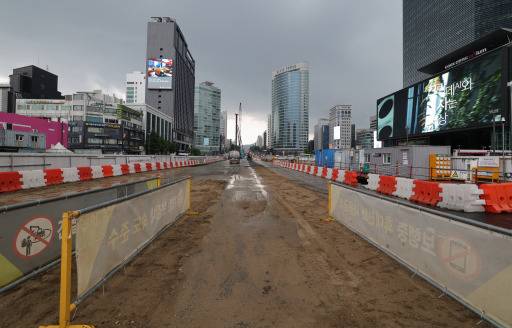 국토교통부 소관 2차 추경 예산 중 도로, 철도 항공 등 인프라 투자 확대 규모는 총 8475억원 수준이다. 수도권광역급행철도(GTX)-C노선 공사 모습.  /한경DB