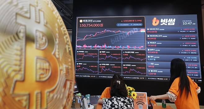 서울 강남구 서초구 빗썸라운지 강남본점 전광판에 비트코인 거래 가격이 표시되고 있다./2025.7.10. 사진=한경 김범준 기자