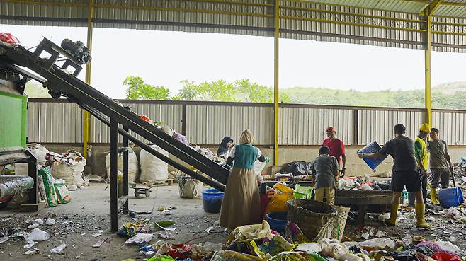 지난달 4월24일 인도네시아 그레식 지역 응기픽 선별장에서 노동자들이 쓰레기를 분류하고 있다. 남성들이 쓰레기를 옮겨오면 주로 여성들이 손으로 쓰레기를 만지며 일했다. 유혜민 감독 제공