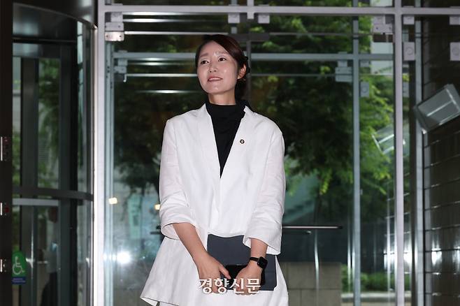 강선우 여성가족부 장관 후보자가 지난달 26일 서울 종로구 인사청문회준비단 집무실로 출근하고 있다. 정효진 기자