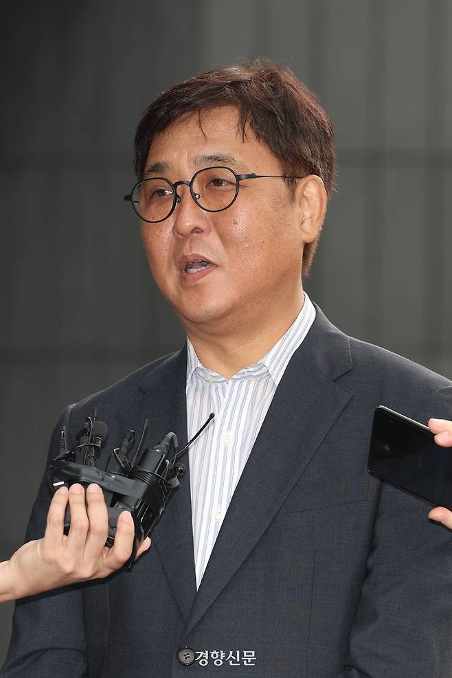 최휘영 문체부 장관 후보자가 14일 서울 종로구 인사청문회 준비 사무실로 출근하며 취재진의 질문을 받고 있다. 정효진 기자