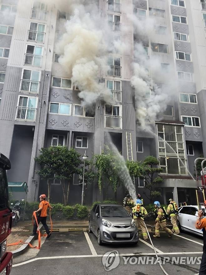 지난 13일 부산 북부 아파트 화재 진압 장면. 연합뉴스