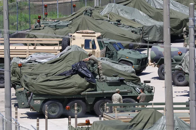 10일 오후 경기 동두천시 주한미군 기지에서 미군 스트라이커 장갑차가 대기하고 있다. 연합뉴스