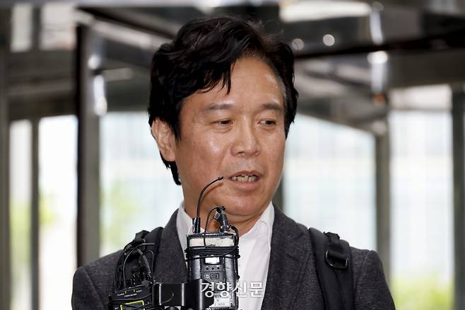 김영훈 고용노동부 후보자가 지난달 24일 서울 중구 서울지방고용노동청에 마련된 인사청문회 준비단 사무실로 출근하며 취재진에게 입장을 밝히고 있다. 문재원 기자