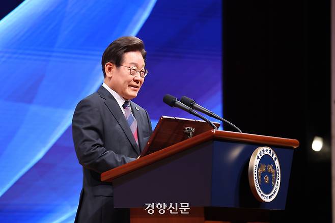 이재명 대통령이 13일 서울 강남구 코엑스에서 열린 2025 세계정치학회(IPSA) 서울총회 개막식에서 연설하고 있다. 대통령실사진기자단
