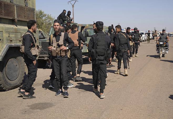 14일 드루즈족과 베두인 족의 무력 충돌이 벌어진 시리아 남부 스웨이다에 시리아 정부군 보안군이 모여있다. AP연합뉴스