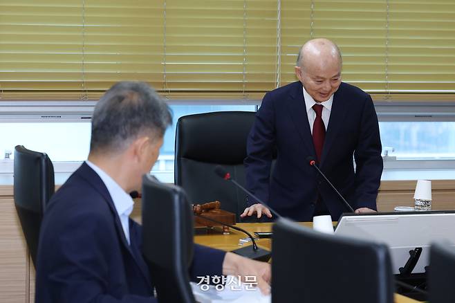 국가인권위원회 상임위원회가 열린 지난달 26일 서울 중구 인권위에 안창호 인권위원장이 자리에 앉고 있다. 정효진 기자