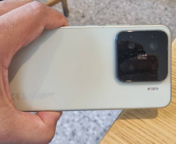 샤오미 15 후면을 촬영했다. 정옥재 기자