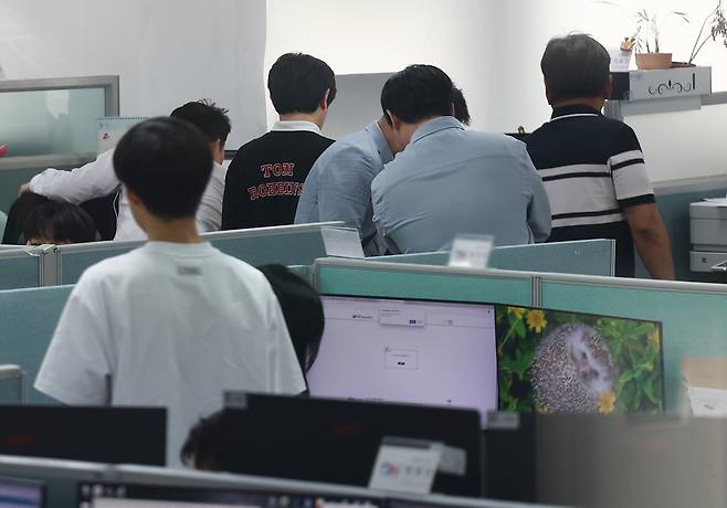 The special counsel team investigating allegations surrounding former first lady Kim Keon Hee on Monday raided the Ministry of Land, Infrastructure and Transport and several other locations involved in a suspected land price manipulation scheme on Monday. In this photo, the team conducts a search and seizure operation at the Donghae Engineering & Consultants headquarters in Seoul. (Yonhap)