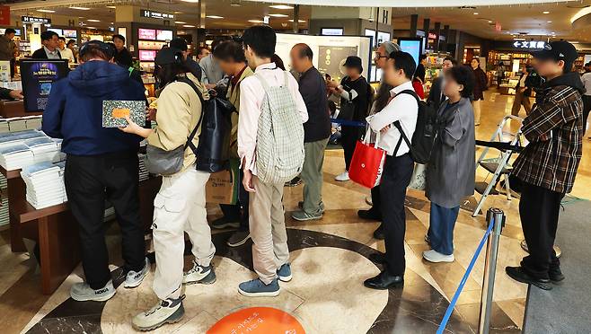 People line up to purchase books by novelist Han Kang, winner of the 2024 Nobel Prize in Literature, at the Kyobo Bookstore’s Gwanghwamun branch in Jongno District, central Seoul, on the morning of October 11, 2024. [YONHAP]