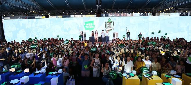 Korean webtoonists including Min Songa meet with fans in Thailand in 2019. [NAVER WEBTOON]