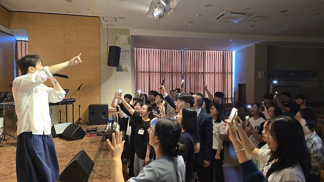 교회연합캠프가 열린 지난 12~13일 대전 푸른희망교회에서 가수 다비드 남(왼쪽)과 학생들이 함께 소통하며 노래하고 흥겨운 시간을 보내고 있다.