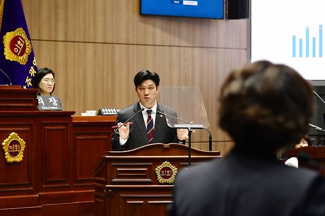 이명노 광주시의원이 14일 오전 열린 시정질문에서 30년 넘게 흉물로 방치되고 있는 '서진병원'에 대한 대책 마련을 촉구하고 있다. 광주시의회 제공
