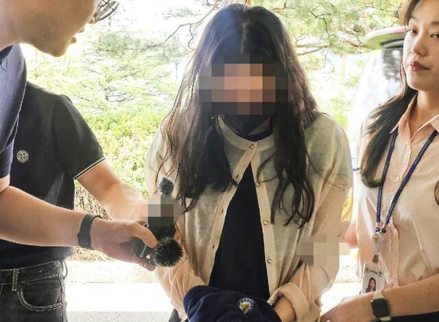 시험기간 중 학교에 무단 침입한 혐의(건조물 침입 등) 등으로 구속 영장이 청구된 전직 기간제 교사 A씨가 14일 대구지법 안동지원에 구속 전 피의자 심문(영장실질심사)을 받기 위해 이동하고 있다. 연합뉴스