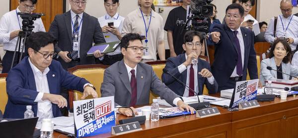 ▲ 배경훈 과학기술정보통신부 장관 후보자 인사청문회에서 최민희 과방위원장이 노트북 앞에 붙인 인쇄물을 국회 경위를 동원해 제거하려하자국민의힘 과방위원들이 강하게 항의하고 있다. ⓒ연합뉴스