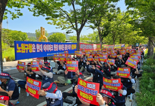 지난 10일 서울 노원구청 앞에서 전국 레미콘운송노동조합이 광운대 역세권 개발사업에 배치 플랜트 도입을 반대하며 집회를 개최한 모습. [사진 = 전국레미콘운송노동조합]
