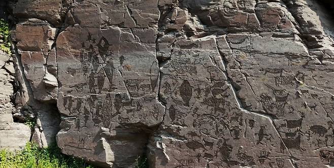 유네스코 세계유산위원회가 12일(현지시간) 프랑스 파리 유네스코 본부에서 열린 제47차 회의에서 한국의 반구천 암각화를 세계유산에 등재하기로 결정했다.  사진은 울주 대곡리 반구대 암각화.  국가유산청