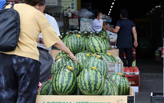 13일 서울 송파구 가락동농수산물도매시장에서 시민들이 수박을 구입하는 모습. [연합뉴스]