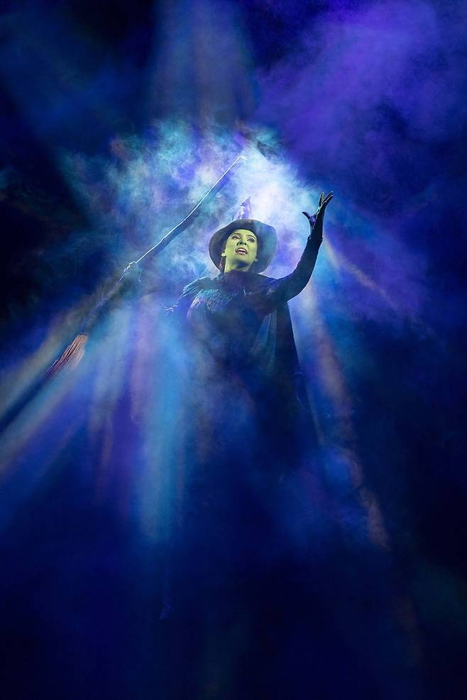 뮤지컬 ‘위키드’에서 엘파바가 하늘을 날며 노래 ‘중력을 벗어나(Defying Gravity)’를 부르고 있다. <Jeff-Busby>