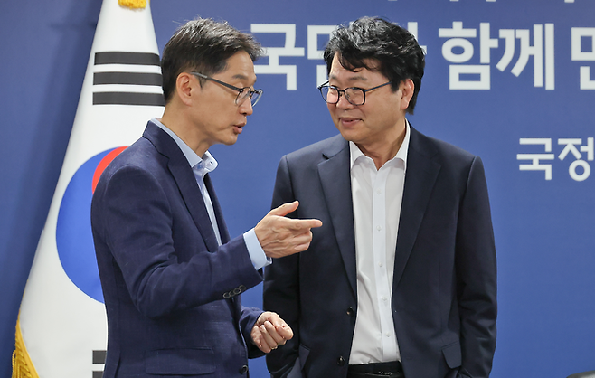 이한주 국정기획위원회 위원장(오른쪽)과 김경수 지방시대위원회 위원장이 14일 정부서울청사 창성동 별관에서 열린 국정기획위원회-지방시대위원회 간담회에서 대화하고 있다. [연합뉴스]