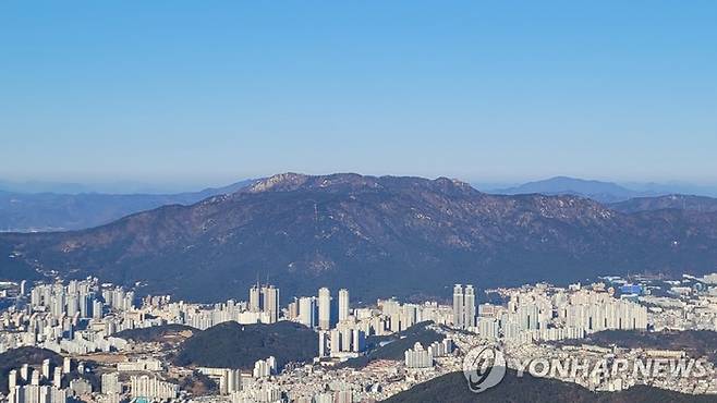 부산 금정산의 모습. 현재 국립공원 지정 절차가 추진되고 있다. [사진 = 연합뉴스]