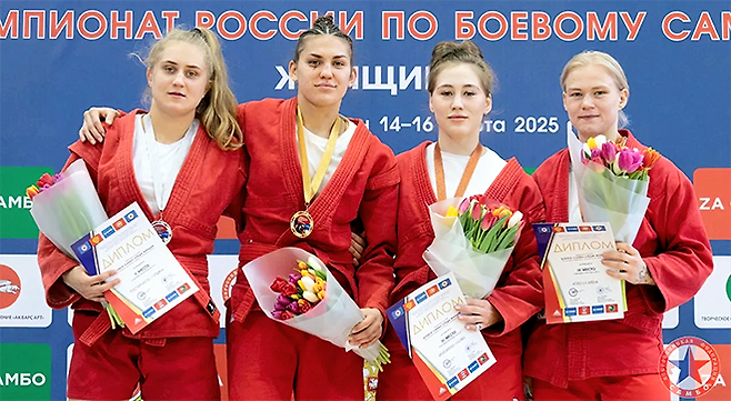 2025 러시아삼보연맹 컴뱃 여자선수권대회 65㎏ 시상식. 알료나 아기셰바(오른쪽)는 동메달을 획득했다. 사진=Всероссийская федерация самбо