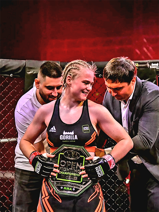 알료나 아기셰바가 2024년 6월 러시아 OFC 여자 밴텀급 챔피언 벨트를 차고 있다. ‘파이트 매트릭스’ 세계랭킹 60명을 보유한 유럽 7위 및 글로벌 25위 규모 종합격투기 단체를 제패했다. 사진=Open Fighting Championship