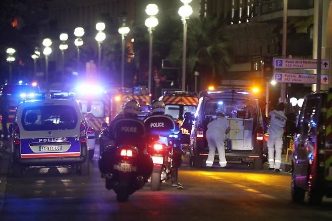 2016년 7월14일(현지시간) 프랑스 니스에서 최악의 트럭 테러가 발생해 86명이 사망하고 400여명이 부상을 입었다. 경찰과 소방당국이 현장을 통제 중인 모습./사진=AFP통신