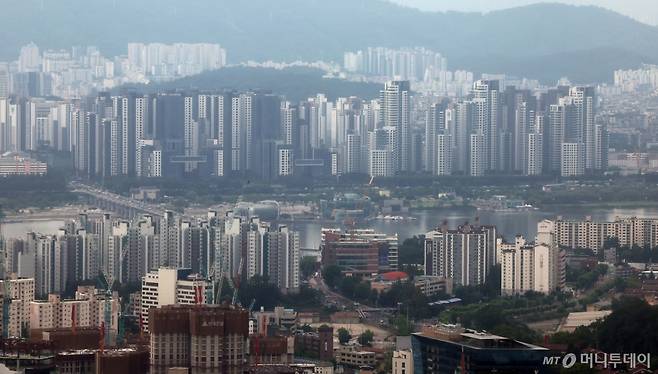 7월 13일 서울 중구 남산에서 바라본 아파트 단지./ 사진=뉴스1 /사진=(서울=뉴스1) 김진환 기자