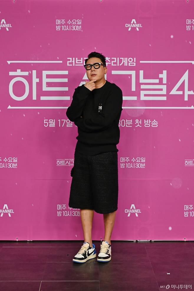 방송인 이상민이 17일 오전 온라인으로 진행된 채널A '하트시그널 시즌4' 제작발표회에 참석해 포즈를 취하고 있다.  '하트시그널'은 청춘 남녀들이 '시그널 하우스'에 머물며 서로 '썸'을 타고, 연예인 예측단이 이들의 심리를 추리하는 연애 리얼리티 프로그램. 오는 17일 밤 10시 30분 첫 방송된다. / 사진제공 = 채널A