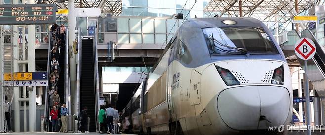 [서울=뉴시스] 김선웅 기자 = 옆 좌석에 다른 사람이 앉지 못하게 하거나 여러 표를 예약한 뒤 마음에 드는 시간에 골라타는 등 열차표를 사재기해 출발 직전 취소해 환불받는 행위를 방지하기 위해 KTX, SRT 등 기차표 주말·공휴일 취소 위약금이 인상된다.  국토교통부는 다음달 28일부터 주말(금~일)과 공휴일 열차 취소 수수료 기준을 강화하겠다고 밝혔다. 현행 출발 1일 전까지 400원, 출발 전까지는 최대 10%의 수수료에서 출발 2일 전까지는 400원, 1일 전 5%, 출발 당일 3시간 전까지 10%, 3시간 후~출발 시각 전까지는 20%로 취소 수수료가 강화된다. 28일 서울역에서 탑승객들이 오가고 있다. 2025.04.28. mangusta@newsis.com /사진=김선웅