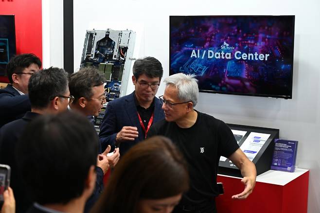 젠슨 황 엔비디아 CEO가 20일 대만 타이베이에서 열린 '컴퓨텍스 2025' SK하이닉스 전시관을 찾은 모습 /사진=컴퓨텍스 공동취재단