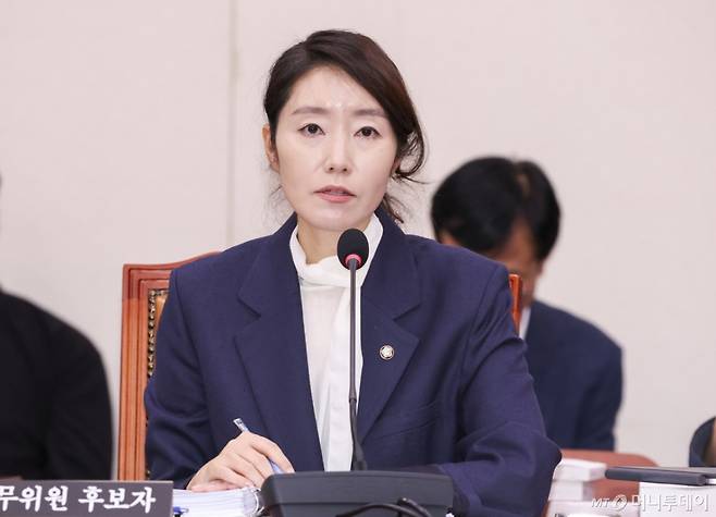 [서울=뉴시스] 고승민 기자 = 강선우 여성가족부 장관 후보자가 14일 서울 여의도 국회에서 열린 여성가족위원회의 인사청문회에서 질문에 답하고 있다. 2025.07.14. kkssmm99@newsis.com /사진=고승민