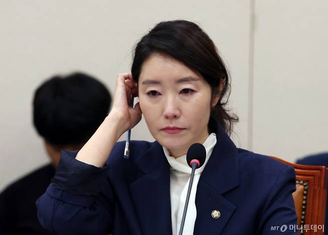 [서울=뉴시스] 고승민 기자 = 강선우 여성가족부 장관 후보자가 14일 서울 여의도 국회에서 열린 여성가족위원회의 인사청문회에서 머리카락을 넘기고 있다. 2025.07.14. kkssmm99@newsis.com /사진=고승민