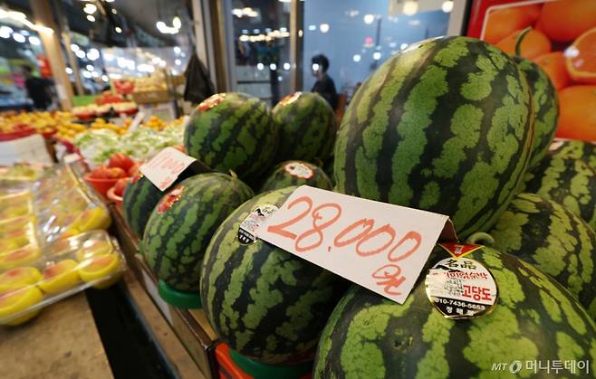 (수원=뉴스1) 김영운 기자 = 역대급 무더위와 이상고온이 작황과 어획량에 영향을 미치며 폭염에 따른 물가 상승을 뜻하는 '히트플레이션(폭염+인플레이션)' 우려가 커지고 있는 가운데 14일 경기 수원시 팔달구 못골시장에 과일이 진열되어 있다. 2025.7.14/뉴스1  Copyright (C) 뉴스1. All rights reserved. 무단 전재 및 재배포,  AI학습 이용 금지. /사진=(수원=뉴스1) 김영운 기자