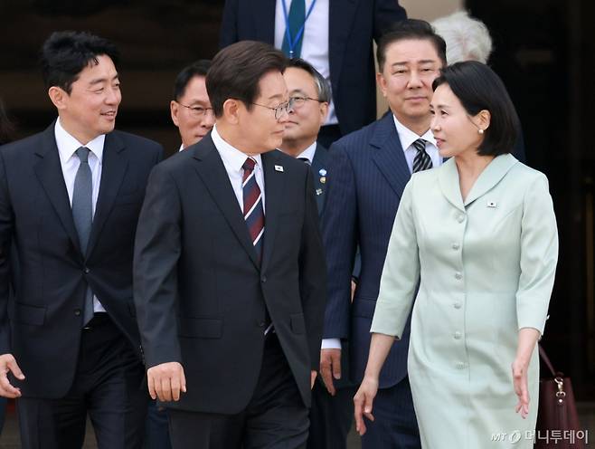 [성남=뉴시스] 고범준 기자 = 이재명 대통령과 김혜경 여사가 캐나다에서 열리는 주요 7개국(G7) 정상회의에 참석하기 위해 16일 경기 성남 서울공항에서 공군 1호기에 탑승하기 위해 이동하고 있다.   왼쪽부터 강훈식 비서실장, 황인권 경호처장, 이 대통령, 고기동 행정안전부 장관 직무대행, 김병기 더불어민주당 당대표 직무대행 겸 원내대표, 김혜경 여사. 2025.06.16. bjko@newsis.com /사진=고범준