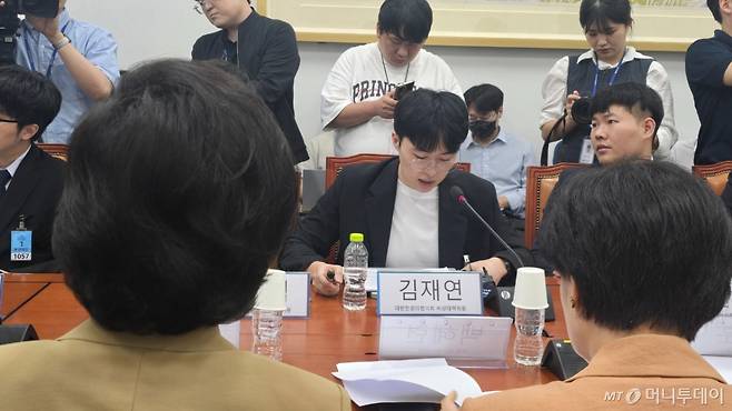 김재연 대한전공의협의회 비상대책위원이 14일 국회에서 열린 '중증·핵심의료 재건을 위한 국회 복지위-전공의 간담회'에서 발언하고 있다. /사진=홍효진 기자