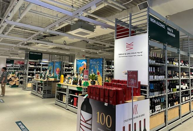 주류 판매와 음식점을 결합한 형태의 하이브리드 숍이 유행하고 있다. 잠실의 보틀벙커 비스트로는 보틀벙커에서 주류를 구입 후 비스트로에서 음식과 함께 즐길 수 있다. /사진=다이어리알