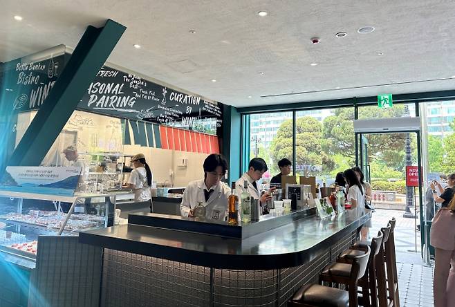 보틀벙커 비스트로에는 혼술 고객을 위한 바도 준비돼 있다. /사진=다이어리알