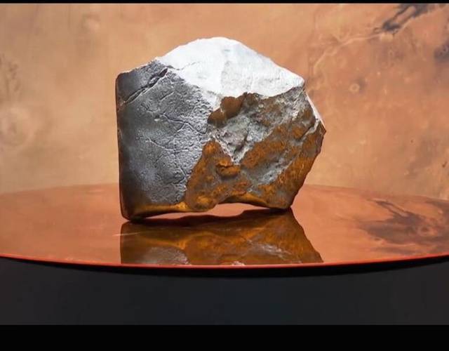 미국 뉴욕 소더비 경매에 나온 화성 운석.  AP 뉴시스
