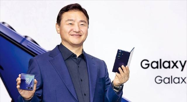 노태문 삼성전자 디바이스경험(DX)부문장 직무대행(사장)이 9일 미국 뉴욕에서 열린 ‘갤럭시 언팩 2025’에서 신형 폴더블 스마트폰인 갤럭시 Z 폴드7과 갤럭시 Z 플립7을 소개하고 있다. 삼성전자 제공