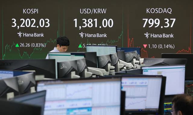 14일 서울 중구 하나은행 본점 딜링룸에서 딜러가 업무를 보고 있다. 이날 코스피는 전 거래일보다 26.26p(0.83%) 오른 3,202.03으로 마감했다. 원/달러 환율은 5.8원 오른 1,381.2원, 코스닥지수는 1.10p(0.14%) 내린 799.37로 장을 마쳤다. 연합뉴스