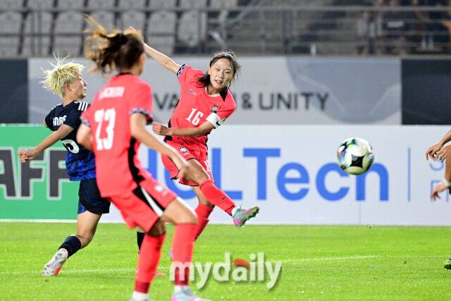 대한민국 여자 축구대표팀 장슬기가13일 오후 경기도 화성시종합경기타운 주경기장에서 진행된 2025년 동아시아축구연맹(EAFF) E-1 챔피언십(동아시안컵) 일본과의 경기에서 슛팅을 시도하고 있다./화성종합경기타운=곽경훈 기자