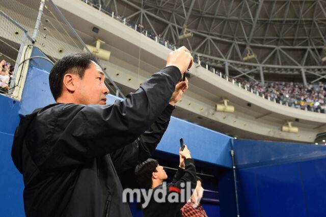 2023년 10월 10일 서울 고척스카이돔에서 진행된 '2023 신한은행 SOL KBO리그' 삼성-키움과의 경기. 키움 고형욱 단장이 8회말 대타로 등장한 이정후의 모습을 자신의 핸드폰으로 담고 있다./마이데일리