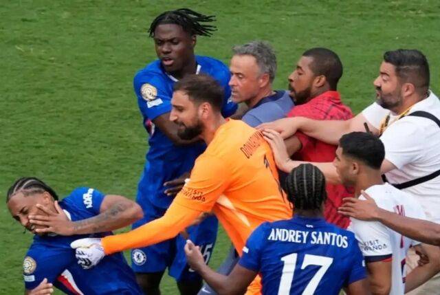 루이스 엔리케 PSG 감독이 주앙 페드루의 얼굴을 가격했다./트리뷰나