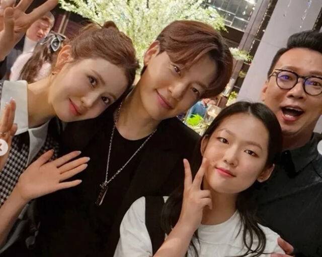 박혜이가 세븐 이다혜 부부와 사진을 찍으며 브이를 그리고 있다. / 김지혜 소셜미디어 계정