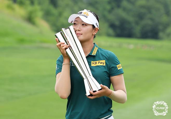 우승 트로피에 입맞추고 있는 방신실. [사진=KLPGA]