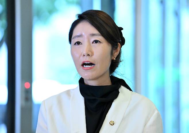 강선우 여성가족부 장관 후보자가 26일 오후 서울 종로구에 마련된 인사청문회 준비 사무실로 출근하며 소감을 밝히고 있다. 임세준 기자