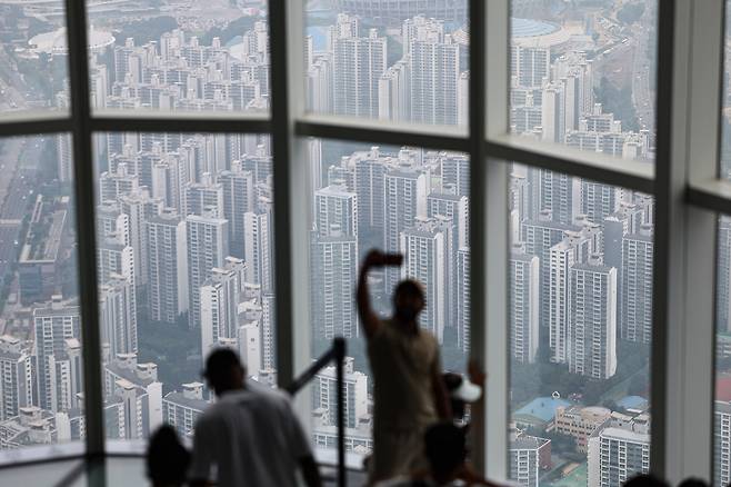 서울 송파구 롯데월드타워 전망대 서울스카이에서 바라본 서울 시내 아파트 및 빌라단지의 모습. [연합]